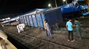 తుని రైల్వే స్టేషన్‌లో పట్టాలు తప్పిన గూడ్స్‌ రైలు