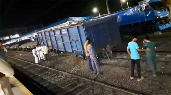 తుని రైల్వే స్టేషన్‌లో పట్టాలు తప్పిన గూడ్స్‌ రైలు