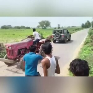 రహదారిపై మహీంద్రా థార్, ట్రాక్టర్ మధ్య జరిగిన పోటీ..