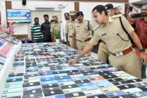 17 మొబైల్ ఫోన్ల రికవరీ.. బాధితులకు అందజేసిన సీఐ రమేష్