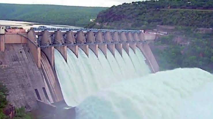 శ్రీశైలం డ్యాం లోకి భారీగా వస్తున్న వరద ప్రవాహం.