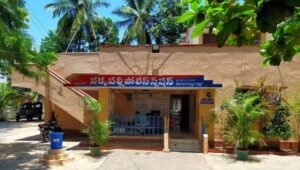 నక్కపల్లి పోలీస్ స్టేషన్ దగ్గర ఉద్రిక్తత..!