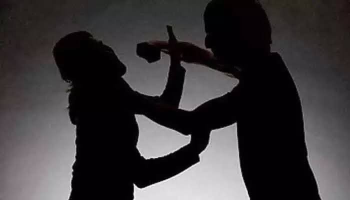 కొడవలితో దాడి.. యువకుడికి తీవ్ర గాయాలు