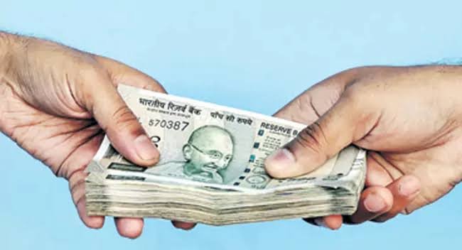 లంచం తీసుకుంటూ దొరికి నానా హంగామ