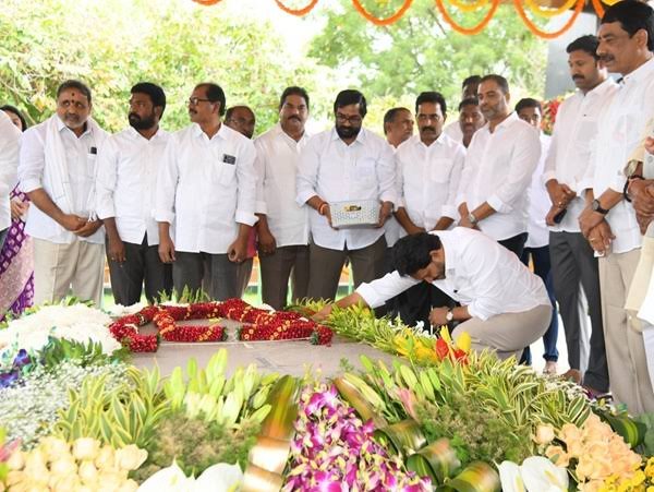 YSR ఘాట్ వద్ద నివాళులర్పించిన వైఎస్ జగన్.