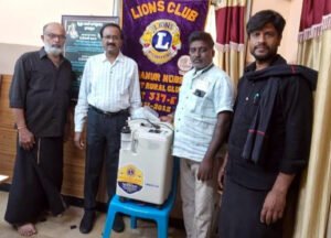 ఊపిరితిత్తుల వ్యాధిగ్రస్తుడికి ఆక్సిజన్‌ కాన్సట్రేటర్‌ విరాళం