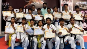 కరాటేలో 18 పతకాలు సాధించిన విద్యార్థులు