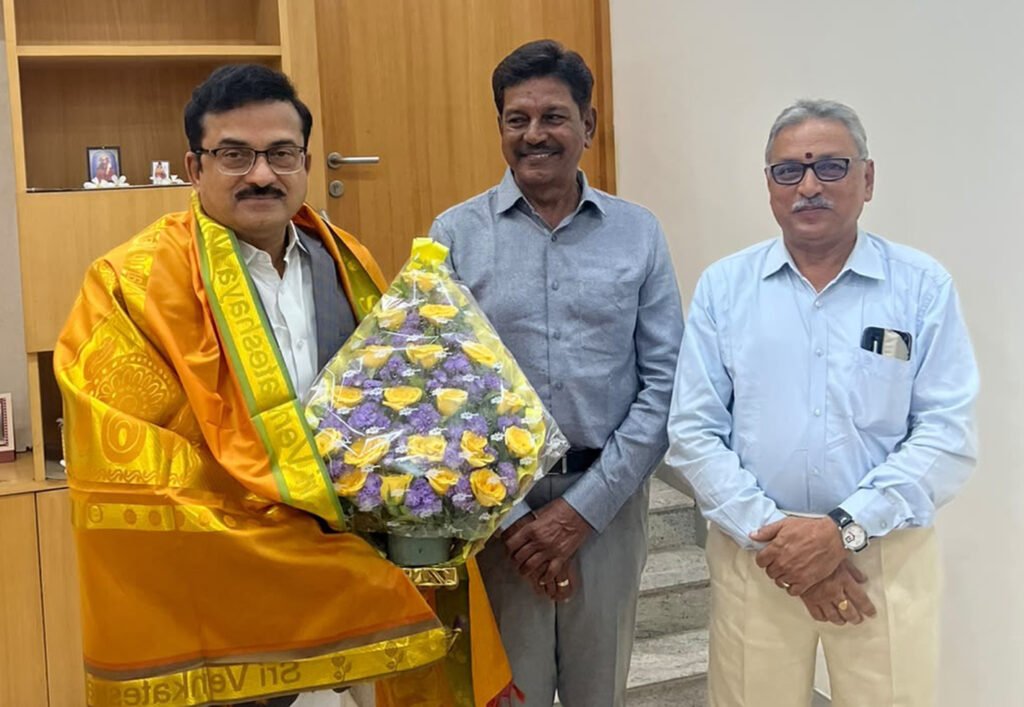 హైకోర్టు న్యాయమూర్తిని కలసిన న్యాయవాదులు