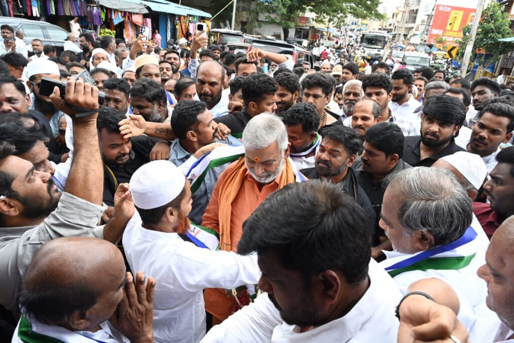 డిఎస్సీ అక్రమాలపై వైఎస్సార్‌సిపి దీక్షలకు అపూర్వ స్పందన