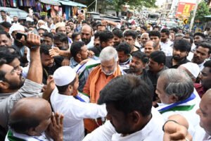 డిఎస్సీ అక్రమాలపై వైఎస్సార్‌సిపి దీక్షలకు అపూర్వ స్పందన