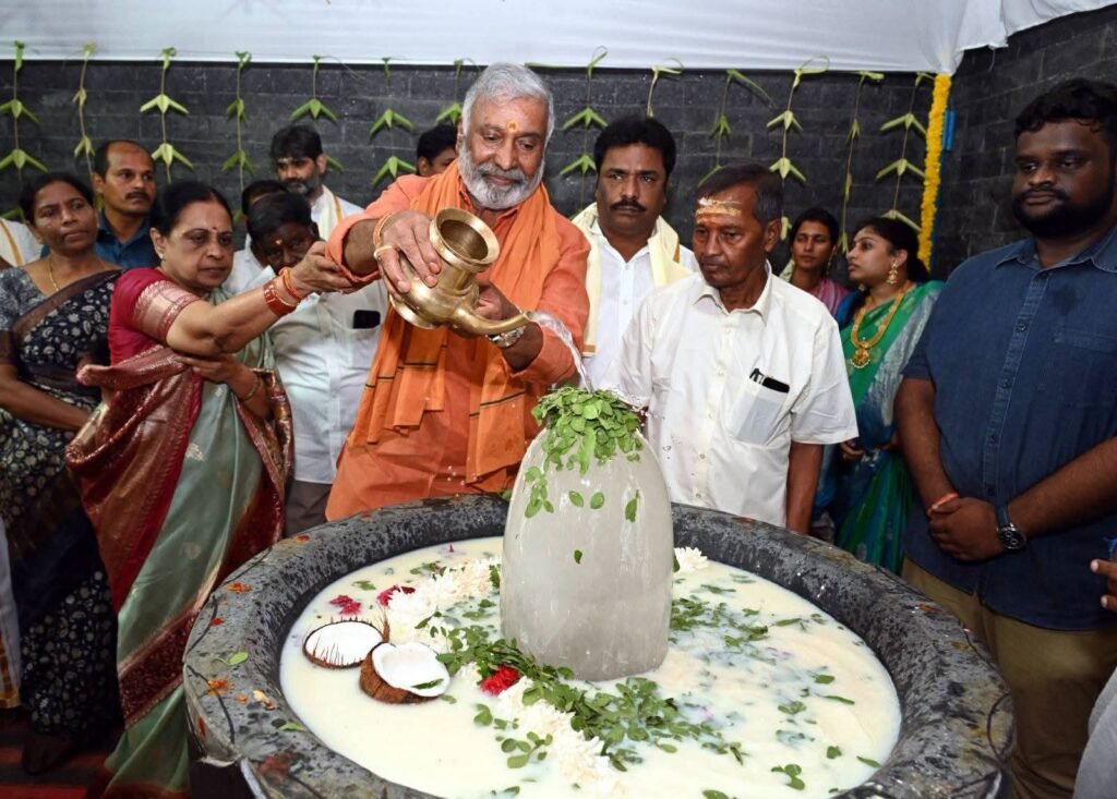 స్పటిక లింగ ప్రతిష్ఠలో పెద్దిరెడ్డి దంపతులు