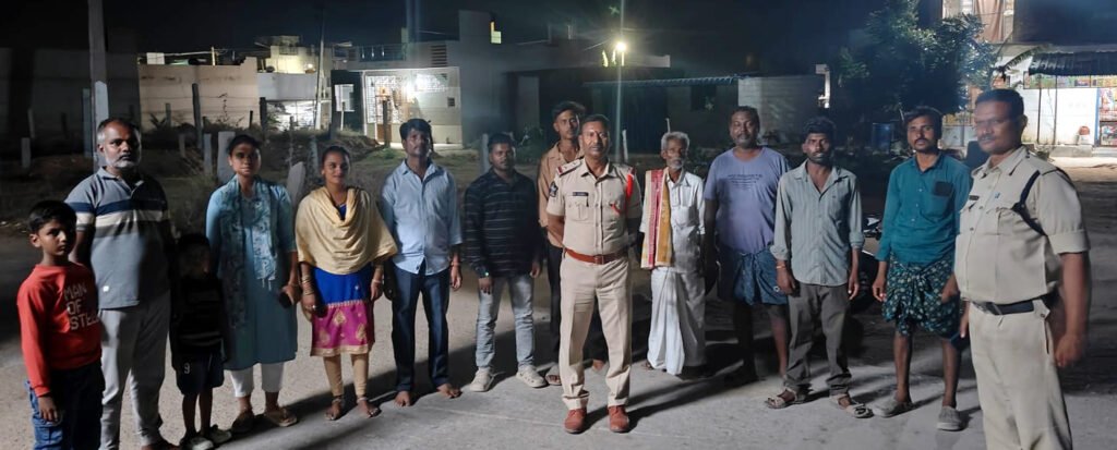 పోలీసులచే ప్రజలకు అవగాహన