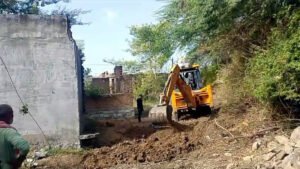 చెరువు దురాక్రమణ-అడ్డుకున్న గ్రామస్తులు