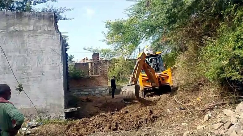చెరువు దురాక్రమణ-అడ్డుకున్న గ్రామస్తులు