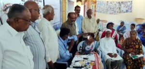 విశ్రాంత ఉద్యోగులచే కంటి వైద్యశిబిరం