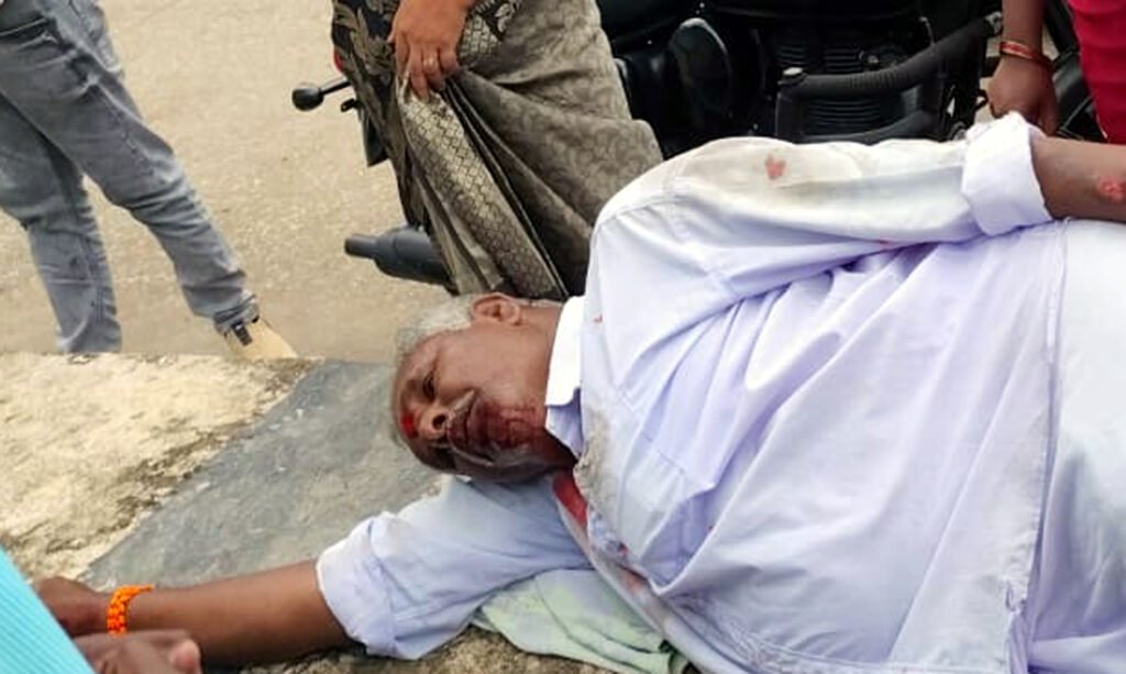 వాహనం అదుపుతప్పి ఇద్దరికి గాయాలు