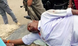 వాహనం అదుపుతప్పి ఇద్దరికి గాయాలు