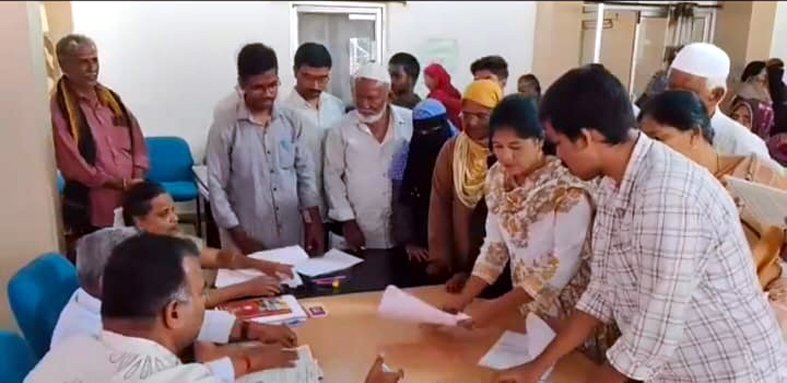 ఓటర్ల పత్రాలను పరిశీలించిన అధికారులు