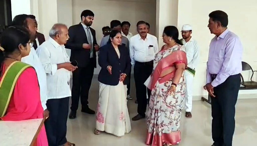 కోర్టు భవనాన్ని పరిశీలించిన జిల్లా జడ్జి
