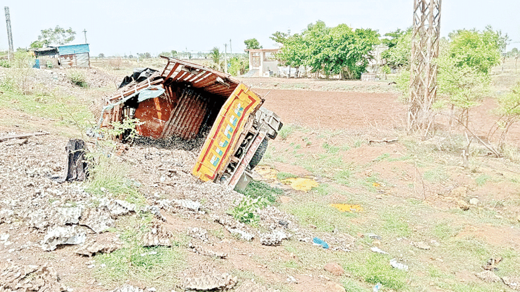 భాకరాపేట ఘాట్‌రోడ్డులో కోళ్ల లారీ బోల్తా