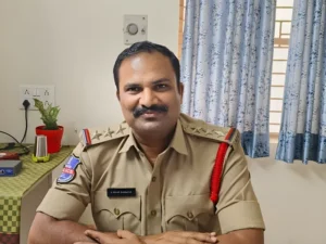 కోదాడ సీఐ శివశంకర్ పై రాళ్లు విసిరిన గ్రామస్థులు..!