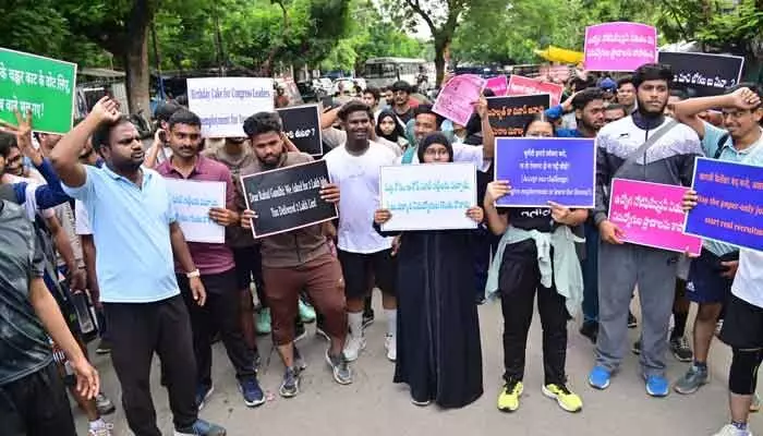 హైదరాబాద్‌లోని ఇందిరా పార్క్ చౌరస్తాలో నిరుద్యోగుల మెరుపు ధర్నా