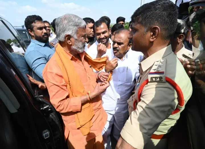 తాడిపత్రి కి వైసీపీ వారిని వెళ్ళకుండా ఆడుకున్న పోలీసులు.