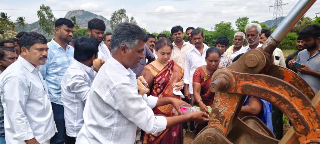 కలిబండ పెద్ద చెరువు మరమ్మత్తు పనులకు శ్రీకారం చుట్టిన హరితమ్మ