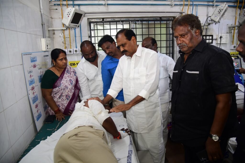 మాజీ సర్పంచ్‌పై మూకుమ్మడి దాడి!