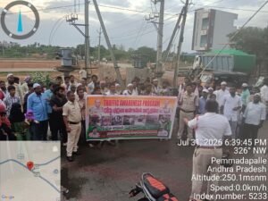 హెల్మెట్ ధరించండి.. ప్రాణాలను కాపాడుకోండి: ట్రాఫిక్ సీఐ చాంద్ బాషా