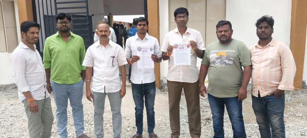 ప్రైమరీ స్కూల్‌లో చిన్న పిల్లలకు విద్యార్థులకు అన్యమత బోధనలు
