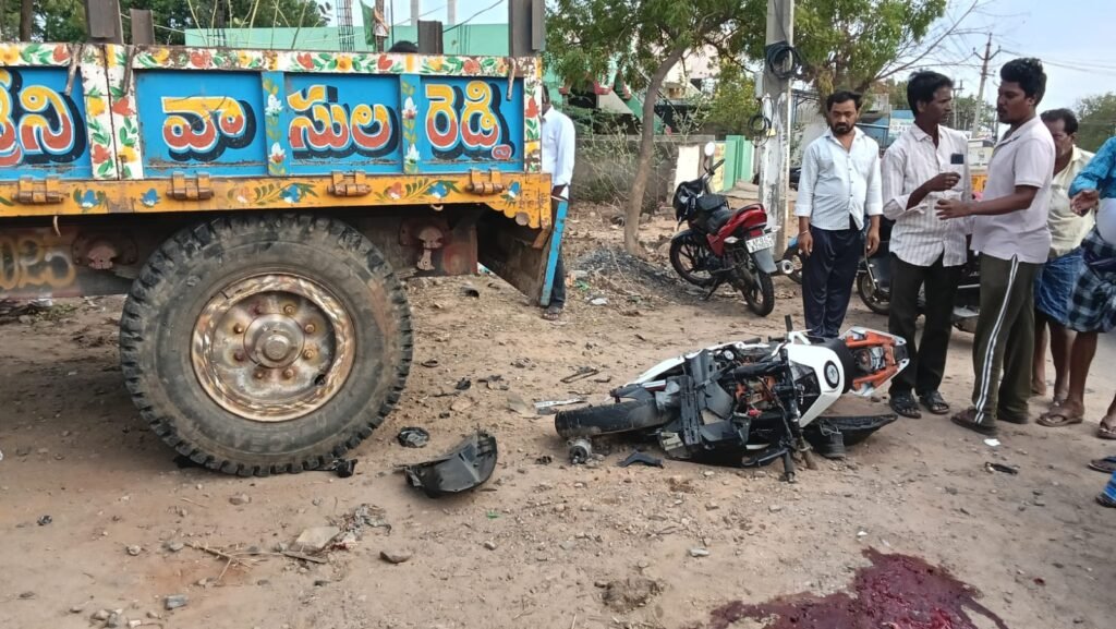 బైక్ ను డీ కొన్న ట్రాక్టర్ , స్కూటరిస్ట్ మృతి…