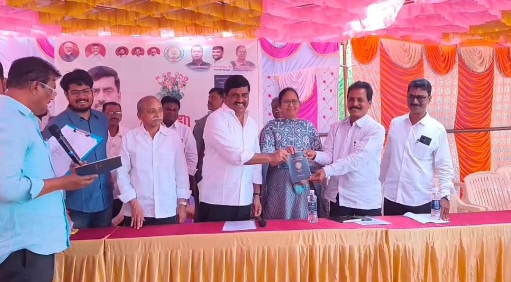 రాజముద్ర పాస్‌బుక్కులు 1256 మంది రైతులకు పంపిణీ