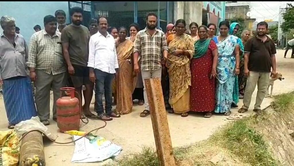 రైల్వే ట్రాక్‌పై ఉన్న దారిని మూసివేయొద్దంటూ శాంతియుత నిరసన