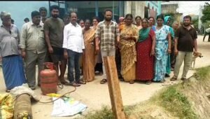 రైల్వే ట్రాక్‌పై ఉన్న దారిని మూసివేయొద్దంటూ శాంతియుత నిరసన