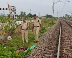 కుమార్తెను చూసేందుకు వచ్చి రైలు కిందపడి వ్యక్తి మృతి