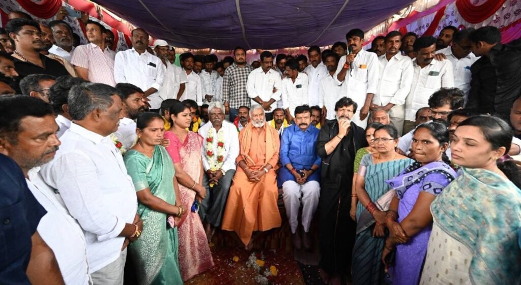 రిలే నిరాహార దీక్షలో పాల్గొని సంఘీభావం తెలుపుతున్నపెద్దిరెడ్డి