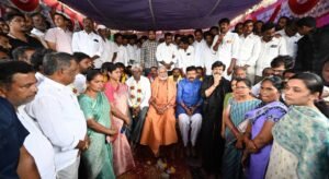 రిలే నిరాహార దీక్షలో పాల్గొని సంఘీభావం తెలుపుతున్నపెద్దిరెడ్డి