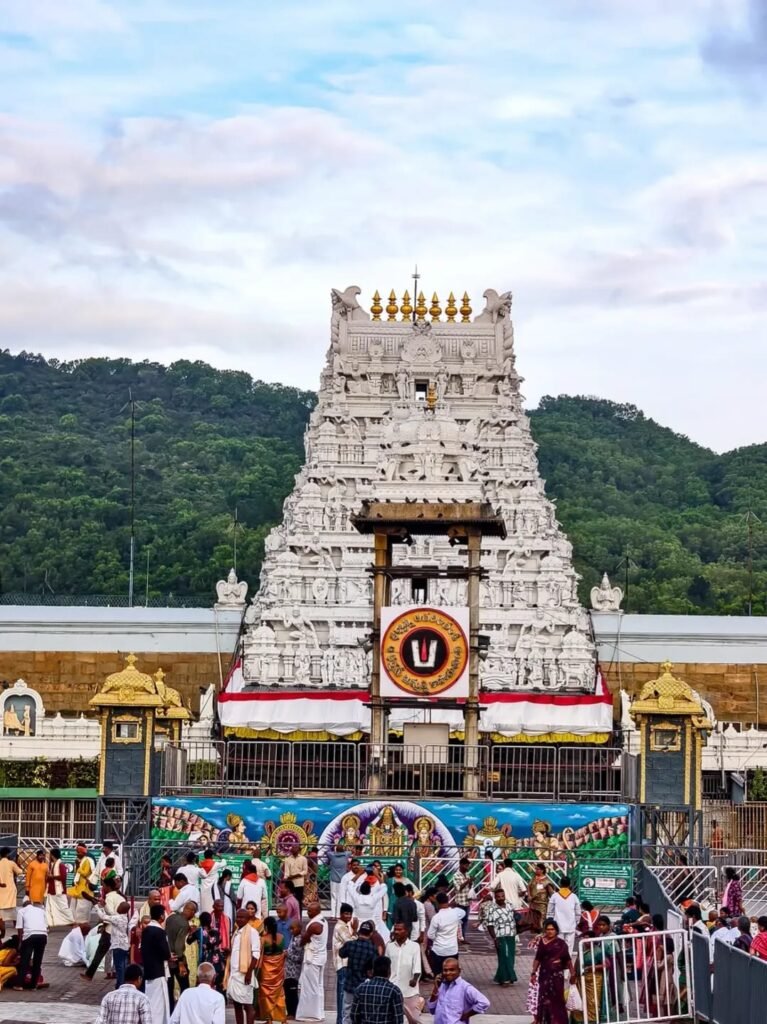 తిరుమలలో కొనసాగుతున్న భక్తుల రద్దీ .