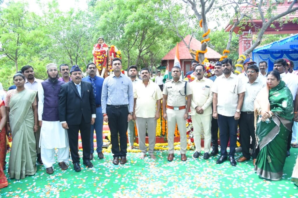 అమర జవాన్ మురళీ నాయక్ విగ్రహాన్ని ఆవిష్కరించిన  జిల్లా కలెక్టర్ ,ఎస్పీ