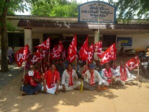 ఎస్టీ యానాదులకు భూములు పంచాలి