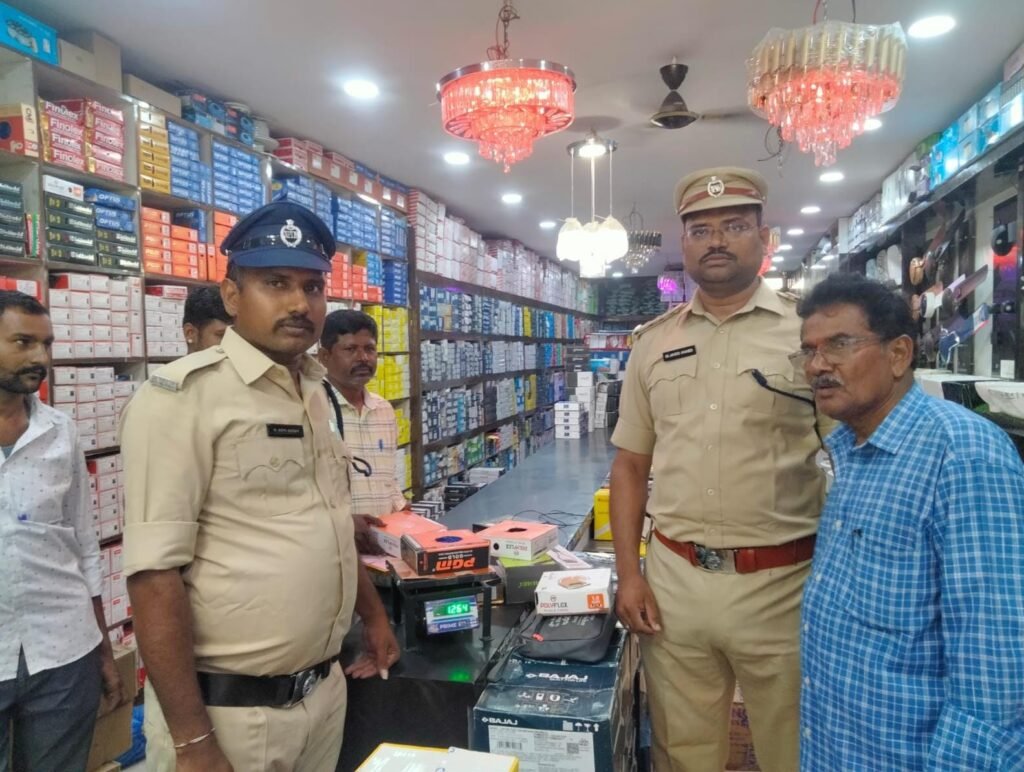 కంభం లో తూనికలు -కోలతల అధికారుల దాడులు.
