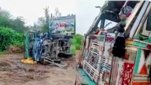 ట్రక్కును ఢీకొట్టిన పికప్ వాహనం:8 మంది కూలీలు మృతి