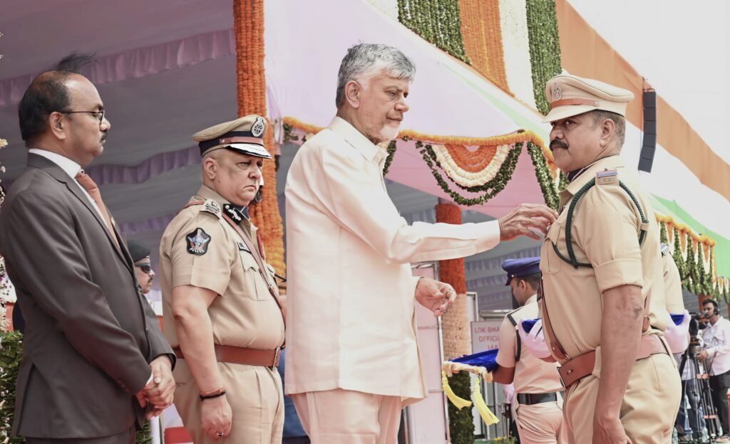 ముఖ్యమంత్రి చంద్రబాబు చేతుల మీదుగా ‘రాష్ట్రపతి అవార్డు’ అందుకున్న ‘క్లూస్ టీమ్’ ఇంచార్జ్ సిరికి లక్ష్మీ నరసింహారావు