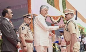 ముఖ్యమంత్రి చంద్రబాబు చేతుల మీదుగా ‘రాష్ట్రపతి అవార్డు’ అందుకున్న ‘క్లూస్ టీమ్’ ఇంచార్జ్ సిరికి లక్ష్మీ నరసింహారావు