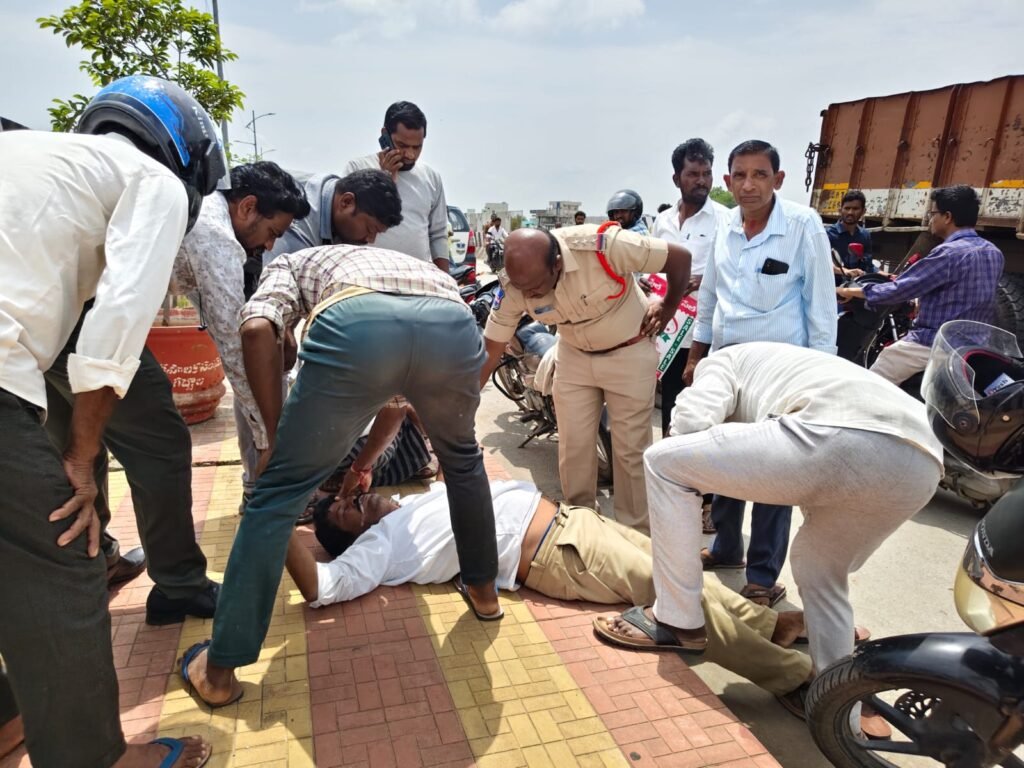 మూర్ఛతో కిందపడిన వ్యక్తికి సీఐ సాయం