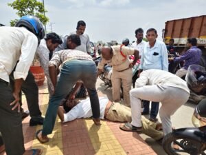 మూర్ఛతో కిందపడిన వ్యక్తికి సీఐ సాయం