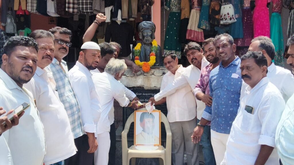 బీసీ రిజర్వేషన్లపై హర్షం.. చంద్రబాబు చిత్రపటానికి పాలాభిషేకం