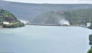 శ్రీశైలం జలాశయానికి స్వల్పంగా పెరిగిన వరద