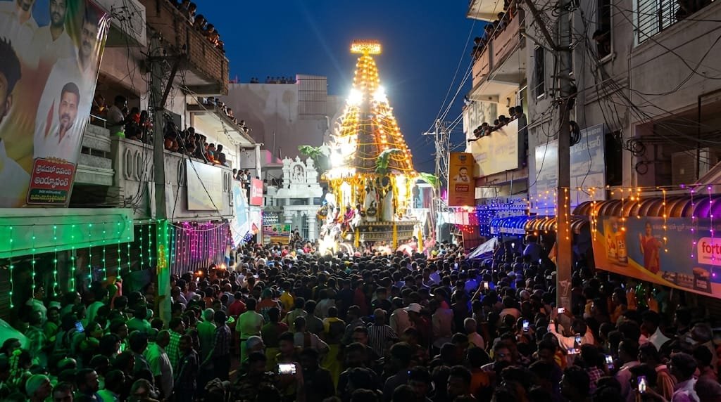 అత్యంత వైభవంగా ధర్మరాజు తిరునాళ్లు